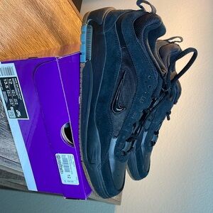 Nike SB Air Max Ishod Skate Shoes. With Shoe Box.